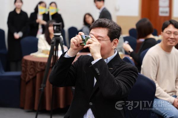 [크기변환]1-3. 지난 20일 시청 컨벤션홀에서 열린 용인관광 줌in 서포터즈 발대식에서 이상일 용인특례시장이 조아용으로 장식된 필름카메라를 사용해보고 있다..jpg