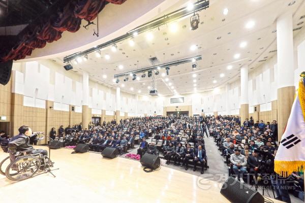 [크기변환]사진4) 화성시민의 날 기념식 행사를 관람하는 내외빈 모습.jpg