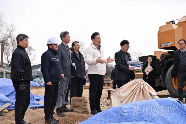 [크기변환]01 전진선 군수 배다리 공사 현장 방문 (2).jpg