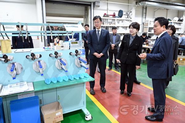 [크기변환]1.이민근 안산시장, 대통령실 국민공감비서관과 기업인 간담회 개최(3)(이민근 안산시장은 지난 20일 대통령실 전선영 국민공감비서관과 함께 안산스마트허브 내 기업을 방문해 ‘안산시 중소기업인 간담회’를 가졌다).jpg