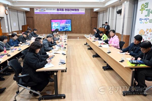 [크기변환]1.이민근 안산시장 민생 현장 속으로 더 가까이… 원곡동 현안 살펴(2)(안산시는 지난 22일 원곡동 일원에서 현장 간부회의와 함께 국토대청결운동을 실시했다).jpg