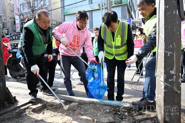 [크기변환]1.이민근 안산시장 민생 현장 속으로 더 가까이… 원곡동 현안 살펴(3)(안산시는 지난 22일 원곡동 일원에서 현장 간부회의와 함께 국토대청결운동을 실시했다).jpg
