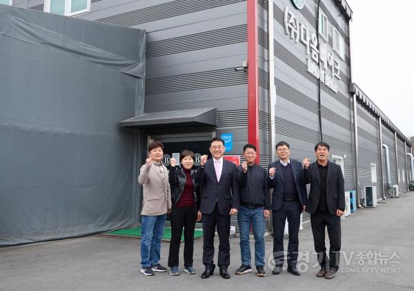 [크기변환]01-이충우 여주시장, ‘(주)다옴베이크’ 현장 방문.jpg