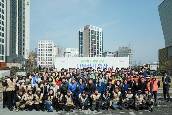 [크기변환]사진1) 제79회 식목일 기념 나무심기 행사 내외빈 단체.jpg