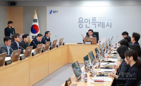 [크기변환]6. 이상일 용인특례시장(가운데)이 27일 시청에서 열린 상징물 디자인 정비 용역 착수보고회에서 인사말을 하고 있다. (1).JPG