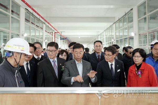 [크기변환]4. 신상진 성남시장이 시설을 둘러보고 있다.jpg