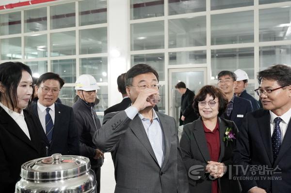 [크기변환]3. 신상진 성남시장이 고도정수처리수를 시음하고 있다.jpg