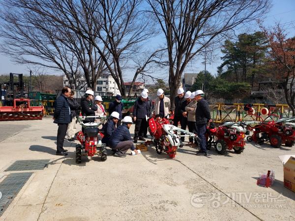 [크기변환]3. 용인특례시가 농기계 임대 전 농업인들에게 사용법을 알려주고 있다.jpg