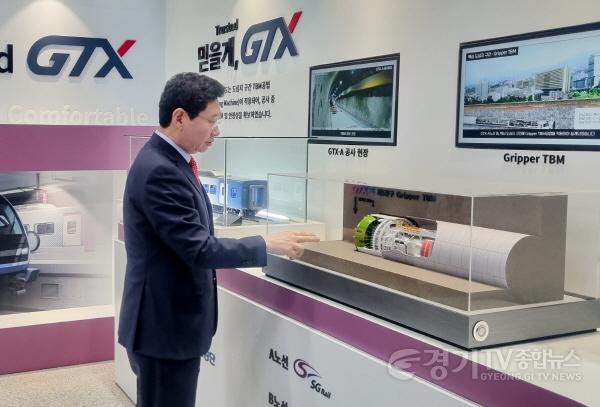 [크기변환]8-3. 이상일 용인특례시장이 29일 GTX-A 수서~동탄 구간 개통기념식에서 홍보관을 관람하고 있다(경기공동사진취재단 제공).jpg