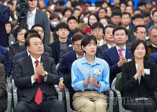 [크기변환]8-1. 이상일 용인특례시장이 29일 GTX-A 수서~동탄 구간 개통기념식에 참석했다. 두번째 줄 오른쪽에서 첫번째가 이상일 시장, 첫줄 왼쪽에서 첫번째는 윤석열 대통령.(경기공동사진취재단 제공).jpg