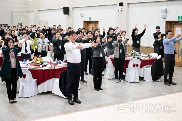 [크기변환]4.새로운 공직문화… 안산시 공무원‘웃(으며) 소(통하는)’만남 행사(2)(안산시는 지난 28일 시청 대회의실에서 행정안전교육국 직원 120여 명이 참여한 가운데 편안하고 가족 같은 직장 분위기 조성을 위해 우리는 원팀(One Te.jpg