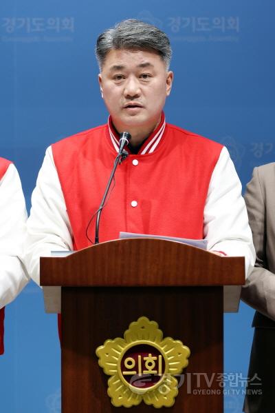 [크기변환](0402 기자회견) 대통령 위에 김동연 ‘셀프 패싱’ 자처한 도지사1.JPG