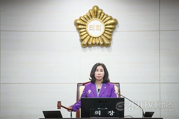 [크기변환]사진2)제230회 임시회 제1차 본회의 의사봉 타봉하는 김경희 의장 모습.jpg