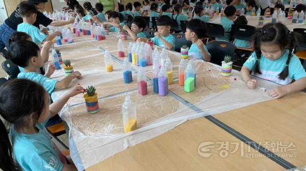 [크기변환]5. 용인특례시가 농촌테마파크에서 다양한 농촌활동을 체험한 단체를 모집한다. 사진은 지난해 한 어린이 체험단이 테라리움 만들기를 체험하는 모습.jpg