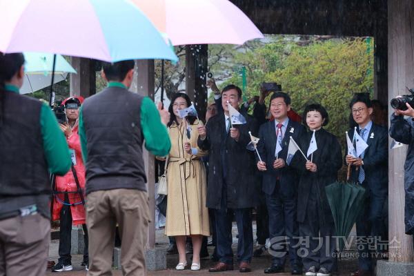 [크기변환]10-3. 3일 용인 에버랜드에서 열린 푸바오 환송식에서 이상일 용인특례시장과 싱하이밍 주한중국대사가 강철원 사육사로부터 소감을 듣고 있다..jpg