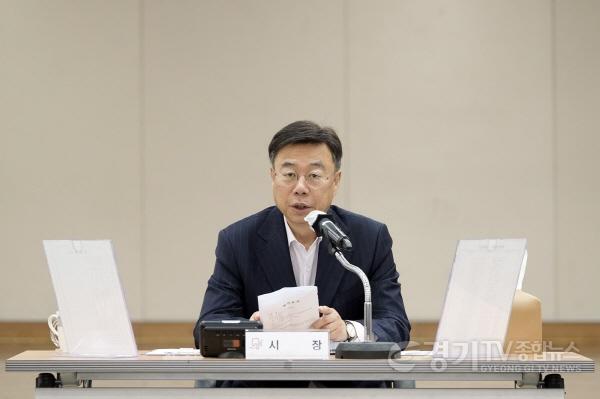 [크기변환]공보관-4월 확대간부회의를 주재하는 신상진 성남시장1.jpg