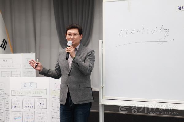 [크기변환]1-1. 6일 용인특례시청 컨벤션홀에서 열린 2040년 용인도시기본계획 수립을 위한 시민계획단의 토론회에 참석한 이상일 용인특례시장.JPG