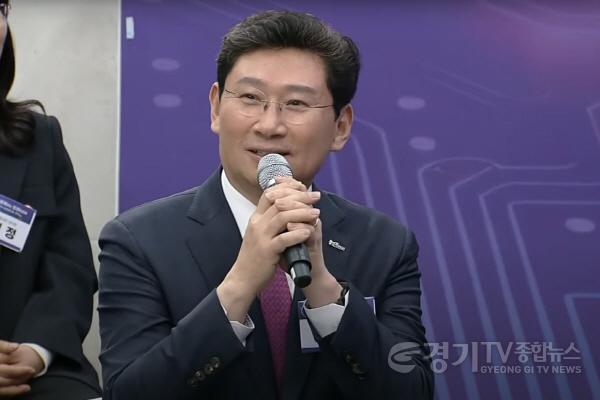 [크기변환]1-3. 지난 25일 용인특례시청에서 개최된 국민과 함께하는 민생토론회에서 이상일 용인특례시장이 특례시에 필요한 권한 이양을 요청했다.(사진-KTV 갈무리).jpg