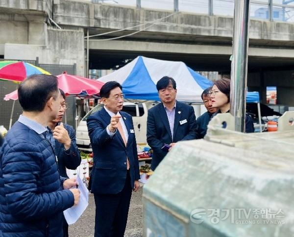 [크기변환]02 전진선 군수 전선지중화 현장점검 (2).jpg