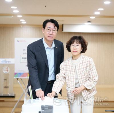 [크기변환]1. 정명근 화성시장 사전투표 참여.jpg