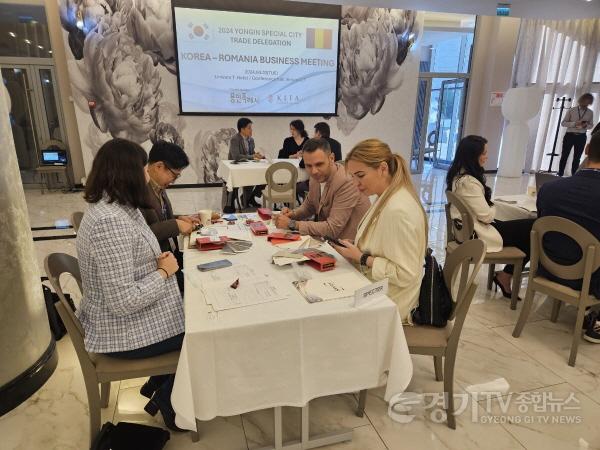 [크기변환]1-2. 용인특례시 동유럽 시장개척단 참여 기업이 지난 2일 루마니아 행사장에서 수출 상담을 하고 있다..jpg