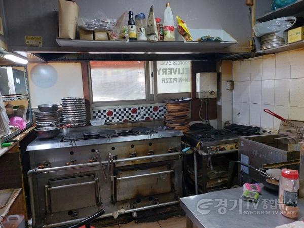 [크기변환]3. 용인특례시가 음식점 주방 정리수납 컨설팅 지원 사업에 참여할 업소를 모집한다. 사진은 주방 환경 개선이 필요한 한 음식점의 주방 모습..jpg