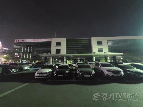 [크기변환]5. 용인특례시가 기후변화주간 다양한 행사를 연다. 사진은 지난 전기소등 행사에 기흥구청 청사가 참여한 모습..jpg