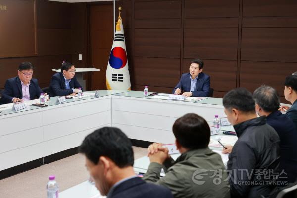 [크기변환]9-4. 반도체국가산단 조성지원 추진단 회의에 참석한 이상일 용인특례시장과 시 공직자들의 모습.JPG