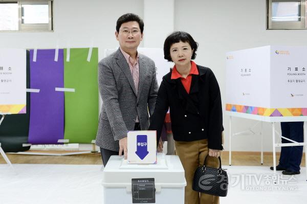 [크기변환]1-1. 이상일 용인특례시장이 부인 김미영씨와 10일 오전 제22대 국회의원 성복동 제2투표소에서 투표를 한 뒤 투표용지를 투표함에 넣고 있다.jpg