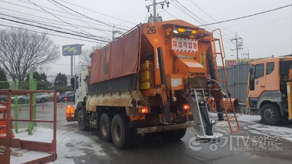 [크기변환]3-1. 용인특례시가 지난겨울 블랙아이스에 대비해 제설제를 사전 살포하고 있다.jpg