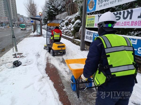 [크기변환]3-2. 용인특례시가 지난겨울 보행 안전을 위해 인도제설기를 가동하고 있다.jpg