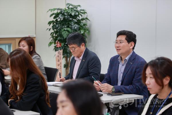 [크기변환]1-3. 지난 11일 용인특례시청에서 열린 UNIST와 함께하는 반도체 직원 교육에서 이상일 시장이 강성철 울산과학기술원 교수에게 질문하고 있다..jpg