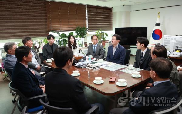 [크기변환]2-1. 지난 11일 용인특례시청 시장실에서 이상일 시장과 (재)서원재단, (주)마노, 효자병원 관계자들이 취약계층을 돕기 위한 방안을 논의하고 있다..jpg