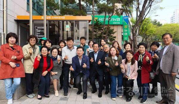 [크기변환]3-4. 이상일 용인특례시장이 지난 11일 기흥구 상갈동 행정복지센터 1층 야외 부스에서 열린 스마트도서관 11호점 개관식에서 참석자들과 기념촬영을 하고 있다..jpg