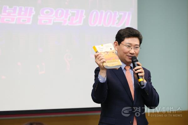 [크기변환]3-2. 이상일 용인특례시장이 지난 12일 기흥도서관에서 열린 북콘서트에서 정여울 작가의 책을 소개하고 있다..jpg