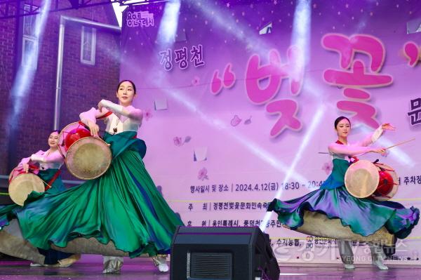 [크기변환]4-4. 지난 12일 풍덕천2동 행정복지센터 주차장과 정평천 일원에서 열린 정평천 벚꽃 문화민속축제에서 민속 공연이 열리고 있다..jpg