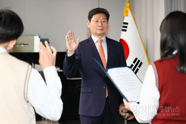 [크기변환]10-3. 이상일 용인특례시장(가운데)이 14일 시청사에서 열린 2024년 용인시 꿈이룸 학생기자단 발대식에서 학생들의 선서를 듣고 있다..jpg