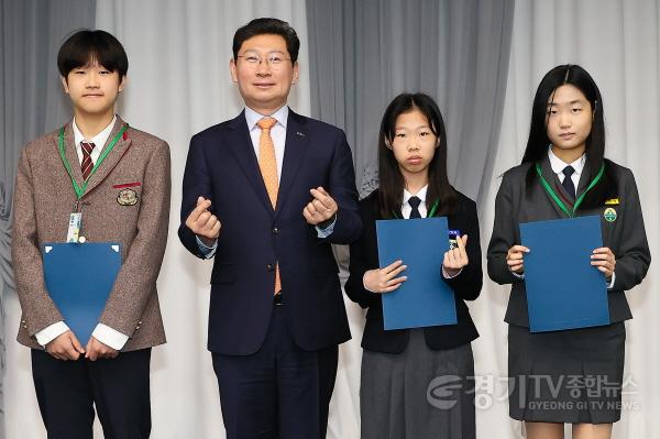 [크기변환]10-5. 이상일 용인특례시장(왼쪽에서 두번째)이 14일 시청사에서 열린 2024년 용인시 꿈이룸 학생기자단 발대식에서 임명장을 수여하고 기념촬영을 하고 있다..jpg