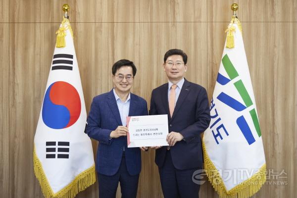 [크기변환]9-2. 이상일 용인특례시장이 12일 김동연 경기도지사를 만나 시의 현안을 해결하기 위한 지원을 요청하고 관련 자료를 전달했다..jpg