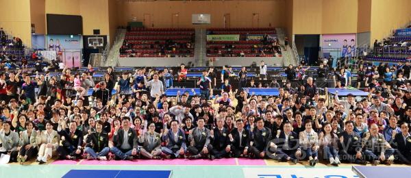 [크기변환]1-6. 이상일 용인특례시장(앞줄 왼쪽에서 아홉번째)이 지난 13일 처인구 용인실내체육관에서 열린 제19회 용인특례시 탁구협회장배 탁구대회에서 참석자들과 기념촬영을 하고 있다..JPG