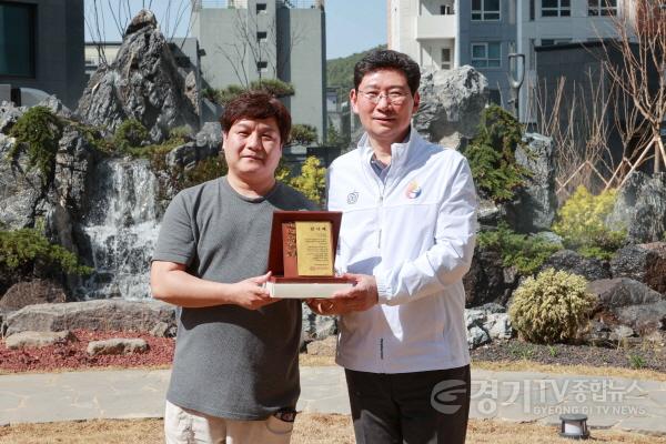 [크기변환]2-1. 이상일 용인특례시장(오른쪽)이 지난 13일 드마크 데시앙 입주예정자협의회로부터 감사패를 받았다..JPG