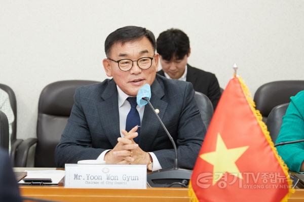 [크기변환]20240415 용인특례시의회, 베트남 꽝남성 땀끼시 방문단과 간담회(4).jpg