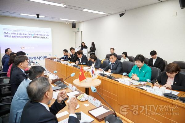 [크기변환]20240415 용인특례시의회, 베트남 꽝남성 땀끼시 방문단과 간담회(2).jpg