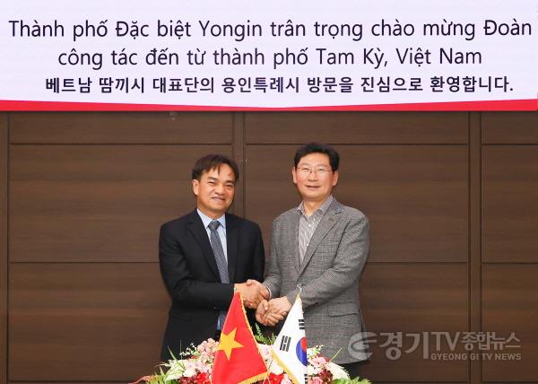 [크기변환]1-3. 이상일 용인특례시장(오른쪽)이 15일 베트남 꽝남성 땀끼시 응우옌 유이 안 당 부서기(왼쪽)와 기념촬영을 하고 있다.jpg