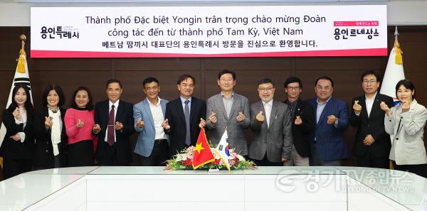 [크기변환]1-1. 이상일 용인특례시장(가운데)이 15일 베트남 꽝남성 땀끼시 관계자들과 기념촬영을 하고 있다.jpg