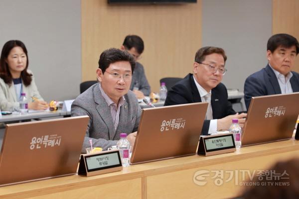 [크기변환]9-1. 이상일 용인특례시장이 15일 용인시의회 의장단과의 소통회의에서 인사말을 하고 있다.JPG