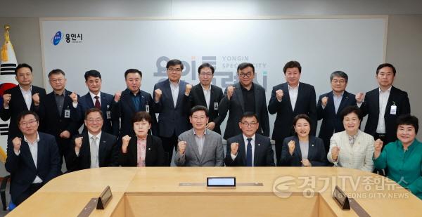 [크기변환]9-2. 이상일 용인특례시장이 15일 용인시의회 의장단과의 소통회의를 진행한 뒤 참가자들과 기념촬영을 하고 있다.JPG