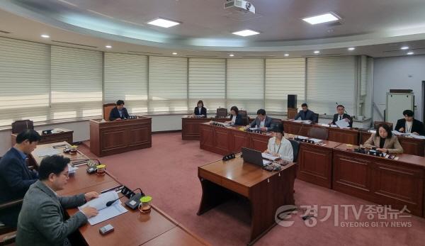 [크기변환][사진자료] 2024년 4월 12일 제328회 하남시의회(임시회) 폐회중 제2차 의회운영위원회(사진_하남시의회 제공).jpg