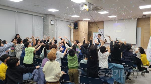 [크기변환]2. 모현도서관이 지난 16일 왕산초 3학년 학생들을 초청해 시청각실에서 버블공연을 선보였다..jpg