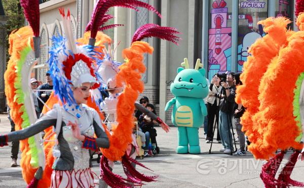 [크기변환]8-2. 용인특례시 공식 캐릭터인 조아용이 4월20일부터 5월11일까지 에버랜드 카니발 퍼레이드 주인공으로 등장한다.jpg